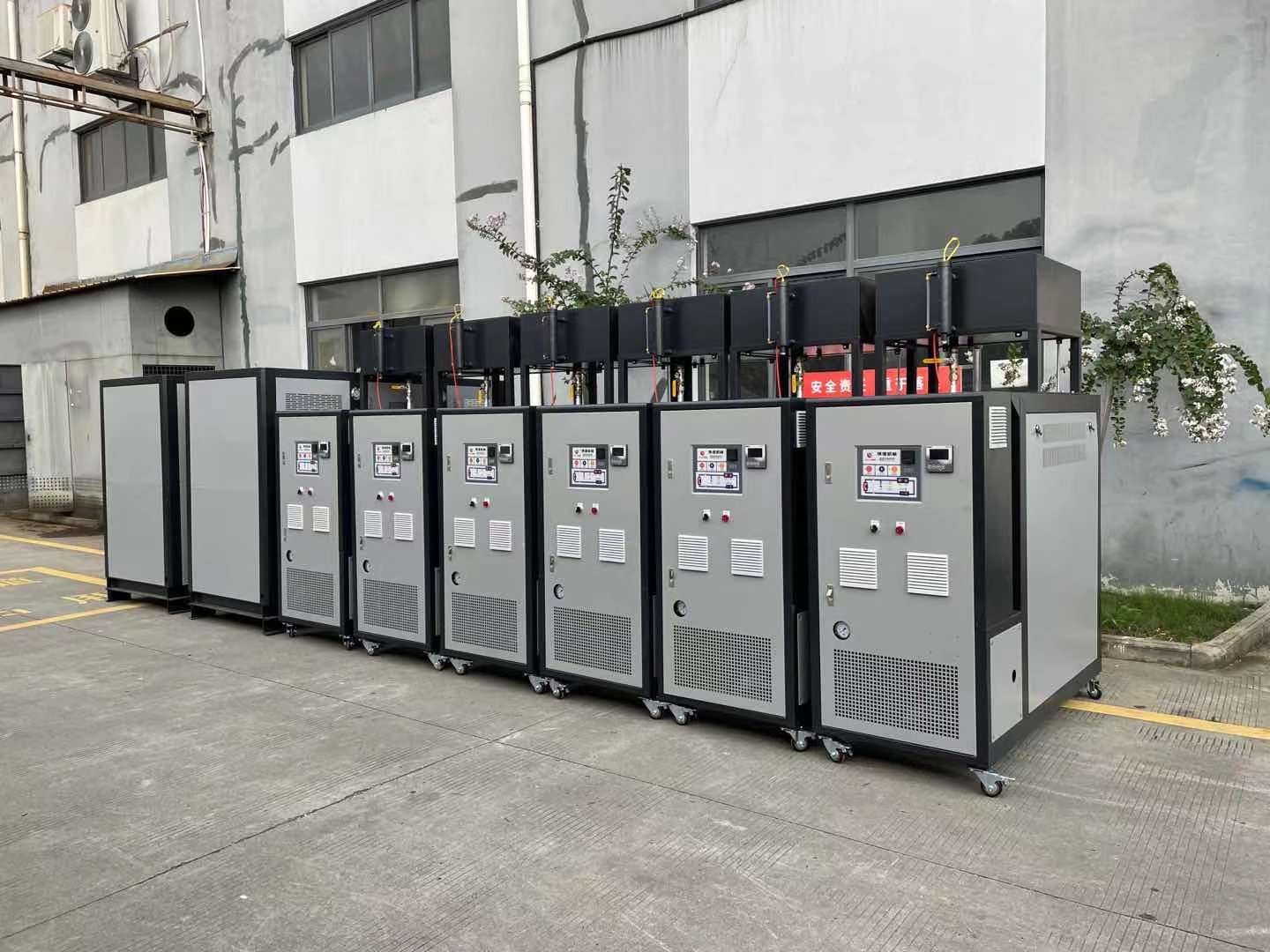 熱媒電加熱導(dǎo)熱油爐具有低壓、高溫的特性,是一種新型環(huán)保工業(yè)爐。